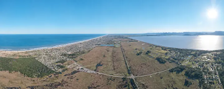 Foto aérea da região do Barra Norte em Capão da Canoa, com o mar à esquerda e a Lagoa dos Quadros à direita